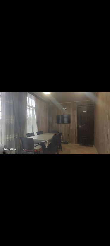 nzs qesebesinde 3 otaqli ev type 1: Kirayə verilir 2otaq həyət evi - Geniş işıqlı zal: künc divan, çay — 2