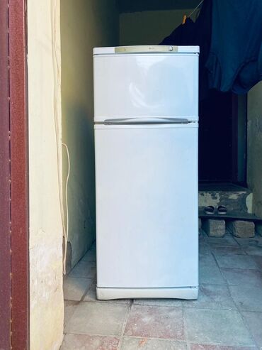 su xaladeniki: 2 qapılı Indesit Soyuducu Satılır, rəng - Ağ