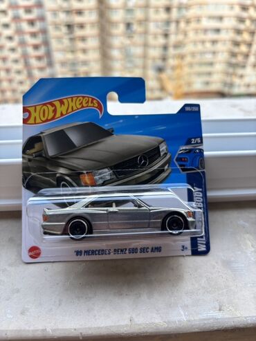 Sırğalar: Hot Wheels – ’89 Mercedes‑Benz 560 SEC AMG mini model - Brend: Hot