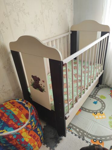 детская двухъярусная кровать: Детский манеж с выдвижным ящиком, матрас в комплекте. Состояние