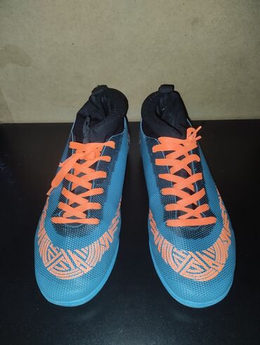 adidas ayaqqabı: Futbol üçün içi isti saxlıyan corablı butsi 2 hefte geyinililib 30