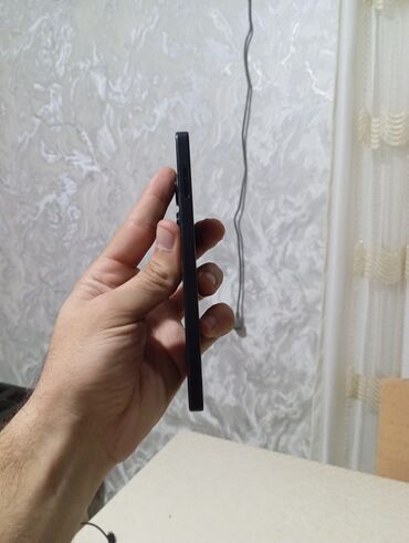 Redmi: Redmi smartfon - Rəng: qara, parlaq arxa panel - Kamera: arxada çoxlu — 5