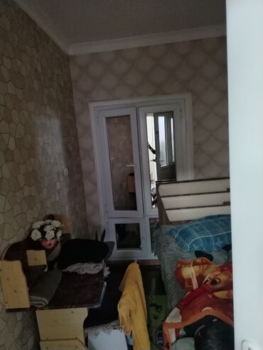 Mənzil kirayələyirəm: İki mərtəbəli rahat mənzil interyeri - Zövqlü və işıqlı qonaq otağı — 5