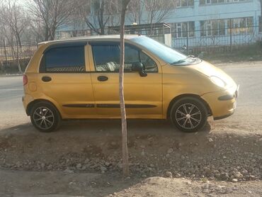 тайота хайландыр: Золотистый хэтчбек Daewoo Matiz 2005 года выпуска. Этот компактный