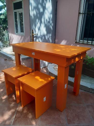 stol stul metbex ucun: Parlaq narıncı rəngdə masa və 2 taburet dəsti - Dəst: 1 ədəd — 2