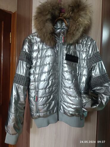 плюшевая куртка nike оригинал: Продам куртку на девочку р-р 46-50 подойдёт, в отличном состоянии