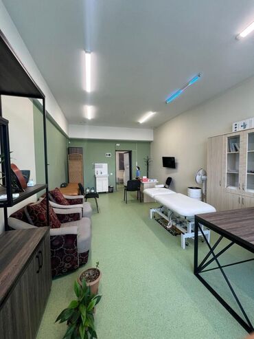 продаю офис 107 м² с ремонтом с мебелью административное здание 1 этаж: Сатам Дарт аныктоо борбору, 30 кв. м, 1 бөлмө, Жабдууларсыз,Коопсуздук системасы