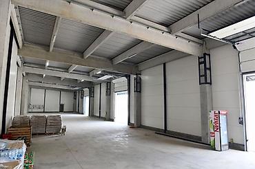 Radionice, postrojenja, fabrike: -Površina od 920m2 je podeljena u dva objekta 660m2 i 260m2. -Hala sa — 8