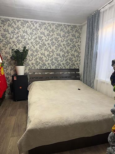 мастер спальня: Двуспальная кровать с высоким изголовьем - Размер спального места — 1