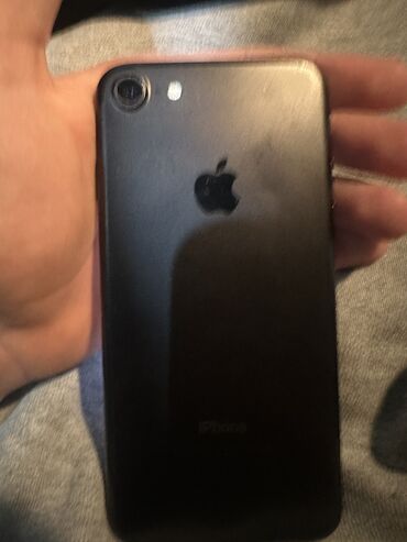 наклейка айфон: IPhone 7, Б/у, 32 ГБ, Jet Black, Защитное стекло, 70 %