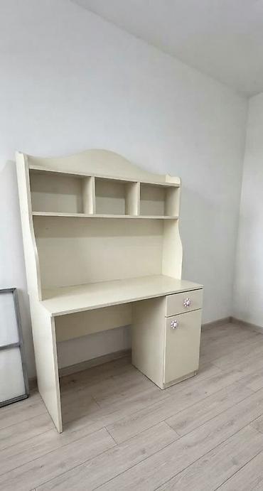 mebleri: Yazi masasi 110 manat.Catdirilma ödənişlə.Unvan Bakixanov.
Nika — 1