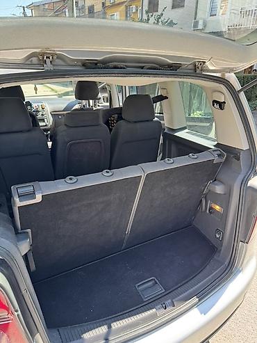 auto srbija.rs: Volkswagen Touran – porodični MPV, srebrna boja. - Motor i pogon — 7