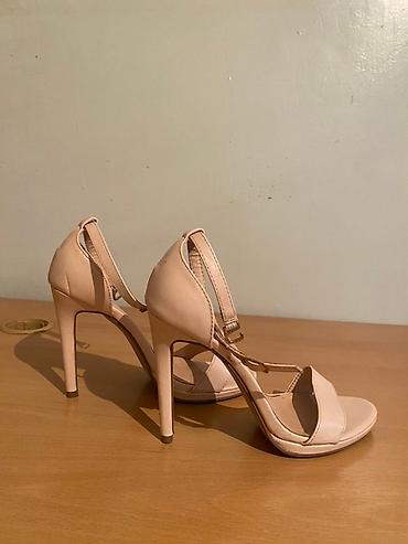 Basanoşka və səndəllər: Pudra rəngli, nazik dabanlı sandal.Zərif dizaynı ilə xüsusi ve — 3