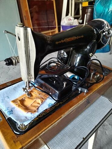 yazı maşını: El tikiş maşınıdır, işləkdi, 70-ci illərə aiddir. Əlavə elektrikli
