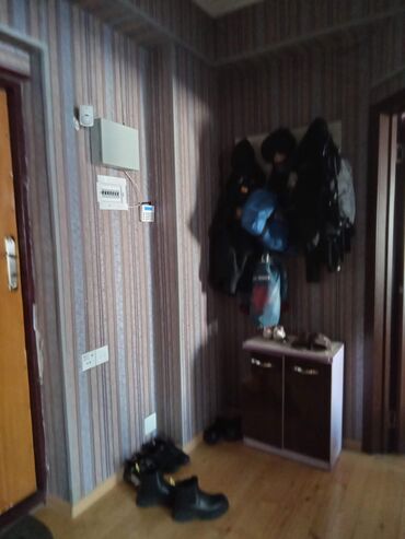 Uzunmüddətli kirayə mənzillər: 2 otaqlı mənzil – tam mebel və texnika ilə - Geniş qonaq otağı: 4 — 4