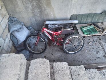 İdman velosipedləri: Ön və arxa asqı sistemlərinə malik qırmızı rəngdə dağ velosipedi