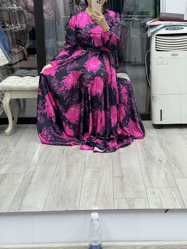 Долгосрочная аренда комнат: Продаю новое платье одевала один раз шикарное сидит отлично размер