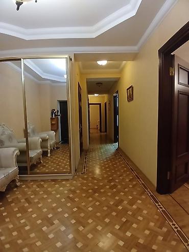 Uzunmüddətli kirayə mənzillər: Geniş və zövqlə dizayn olunmuş mənzil interyeri. - Böyük qonaq otağı — 3