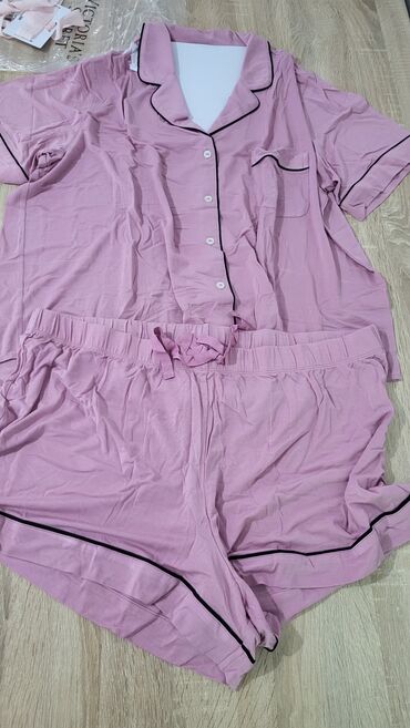 Пижамы: Пижамы от Victoria Secret.
Оригинал из США — 26