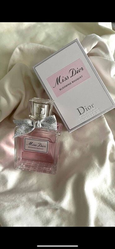 qadın cemperləri: Dior brendinin Miss Dior Blooming Bouquet ətrı. Bu ətirdə gül notları