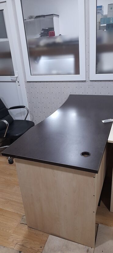 Ofis masaları: İşlənmiş, İşçi üçün, Kvadrat masa