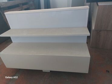 вешалки напольные для одежды деревянные дорогие: Ağ rəngdə vitrin/podium tipli mərtəbəli stend - 3 pilləli, geniş