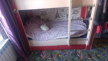 двух спальные кровати: Двухъярусная детская кровать, выполненная в светлых тонах с красными