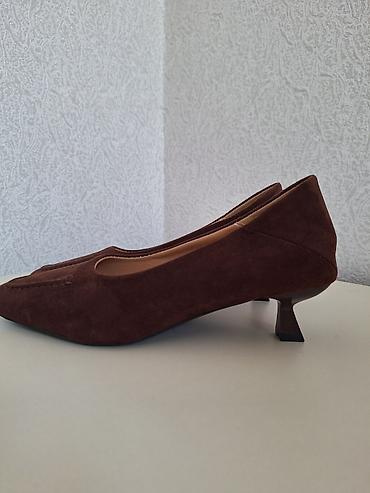 Tuflilər: Qəhvəyi süet qadın tuflisi - Model: kvadrat burunlu, tikiş detallı — 2