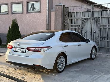 бмв g30 530i: Toyota Camry: 2018 г., Седан — 1