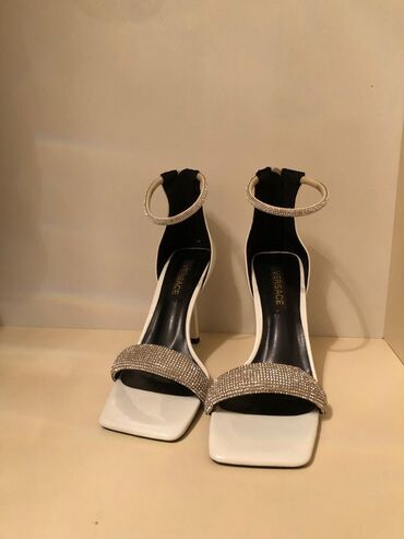 ЛуАЗ: - Model: Açıq burunlu, kvadrat önlü sandal -Rəng ağ Qiymət 75ə