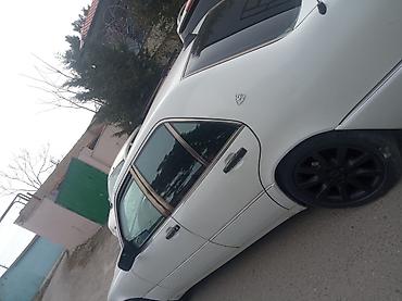 sernisin qazeli: Mercedes-Benz S-Sinif (W140) sedan, ağ rəng. - Geniş və rahat salon — 1