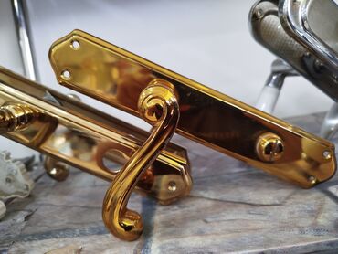 çöl qapi: Qapı dəstəyi dəsti – qızılı rəng, dekorativ lövhəli - Material: metal