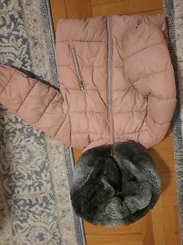 plava bunda: Ženska zimska jakna u nežno roze boji, kratkog kroja, sa prošivenim — 1