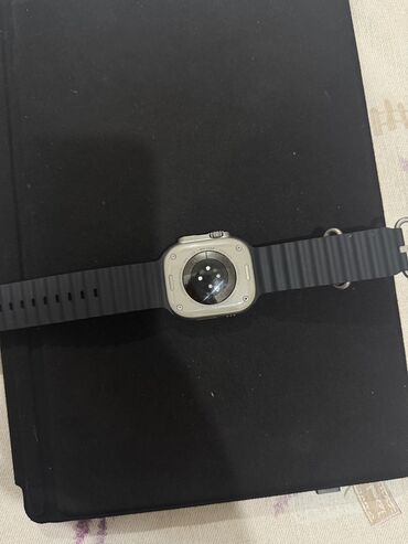 епел воч: Смарт‑часы в стиле Apple Watch Ultra с черным рифленым ремешком