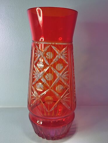 коллекционное: Ваза. Рубиновое стекло! Высота вазы - 28 см Производство СССР Без