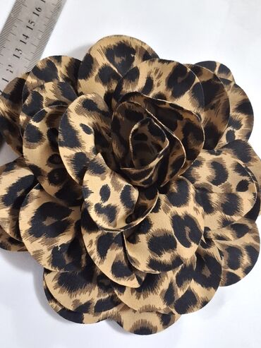 Broşlar: Leopard naxışlı, əl işi olan gül broşları. Paltolara, şərflərə və ya -da lalafo.az — 4 Broşlar: Leopard naxışlı, əl işi olan gül broşları. Paltolara, şərflərə və ya — 4