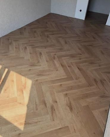 ağ yolka: Balıqlar Sümüklü (Herringbone) Dizayn Laminat/Parket Döşəmə - Təbii — 5