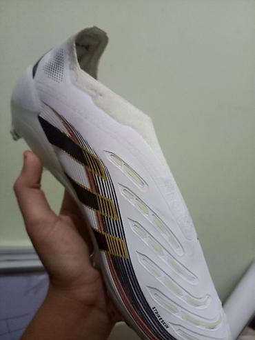 Krasofkalar və idman ayaqqabıları: Məhsul: Futbol buferləri (krampon) Brend/model işarələri: adidas — 1