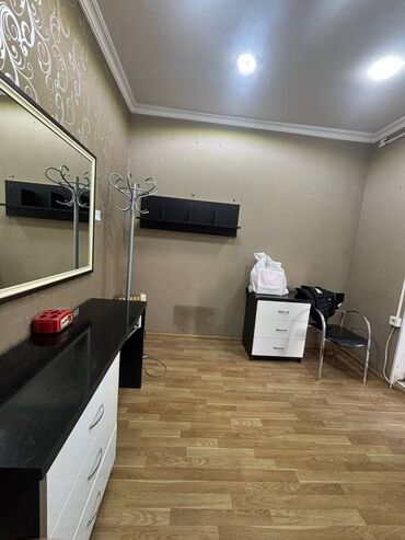 plaza ofis icare: 20 məktəbə yaxın sahəsi 18kv Obyekt kirayə verilir. Təmir yaxşı. Giriş