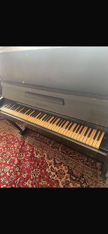Akkustik şaquli pianino - Korpus: qara rəngdə klassik şkaf tipli
