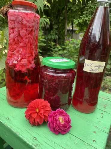 Молочные продукты и яйца: Şüşə qablarda təqdim olunan bu məhsul dəstinə gül ləçəyi mürəbbəsi və
