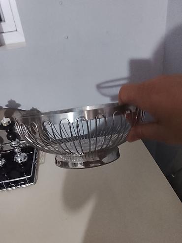 meyvə qablari: Metal materialdan hazırlanmış, gümüşü rəngli meyvə səbəti. Dəyirmi — 1
