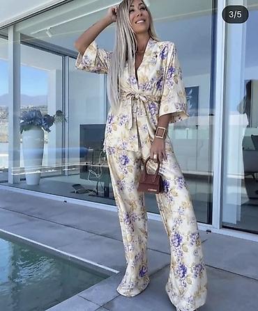 lavanda: Damski komplet – kimono bluza i široke pantalone sa cvetnim dezenom. - — 3
