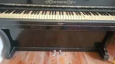 Musiqi alətləri: Upright pianino – klassik qara korpusda, ağ-qara klaviatura və 2 pedal — 1