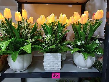 Вазы: LED işıqlı süni lalə kompozisiyası - Parlaq sarı LED-lərlə işıqlanan — 1