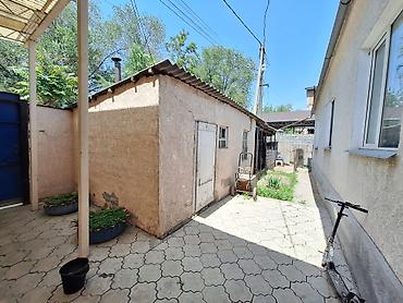 дом в дордой: Продаю Большой Кирпичный Дом Территория квадратной формы. Во дворе — 4