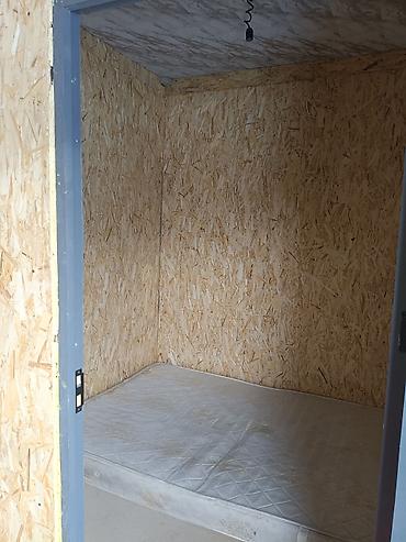 Продажа модульных домов: Бытовой модуль/вагончик с отделкой ОСБ, разделённый на две комнаты — 3