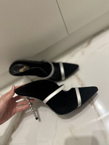 ysl libre qiyməti: Heç geyinilməyib. Qara rəngli nabuk materialdan hazırlanmış, iti