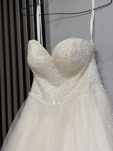 Toy paltarları və aksesuarları: Ağ rəngdə, bəzəkli gəlinlik. - Model: A-kesim/Ball gown siluet, uzun — 1