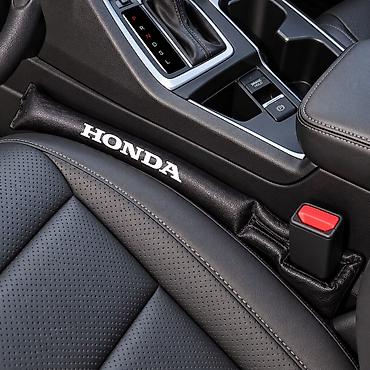 w210 salonu: Honda yazılı oturacaq arası boşluq doldurucusu — qara Honda yazılı — 2